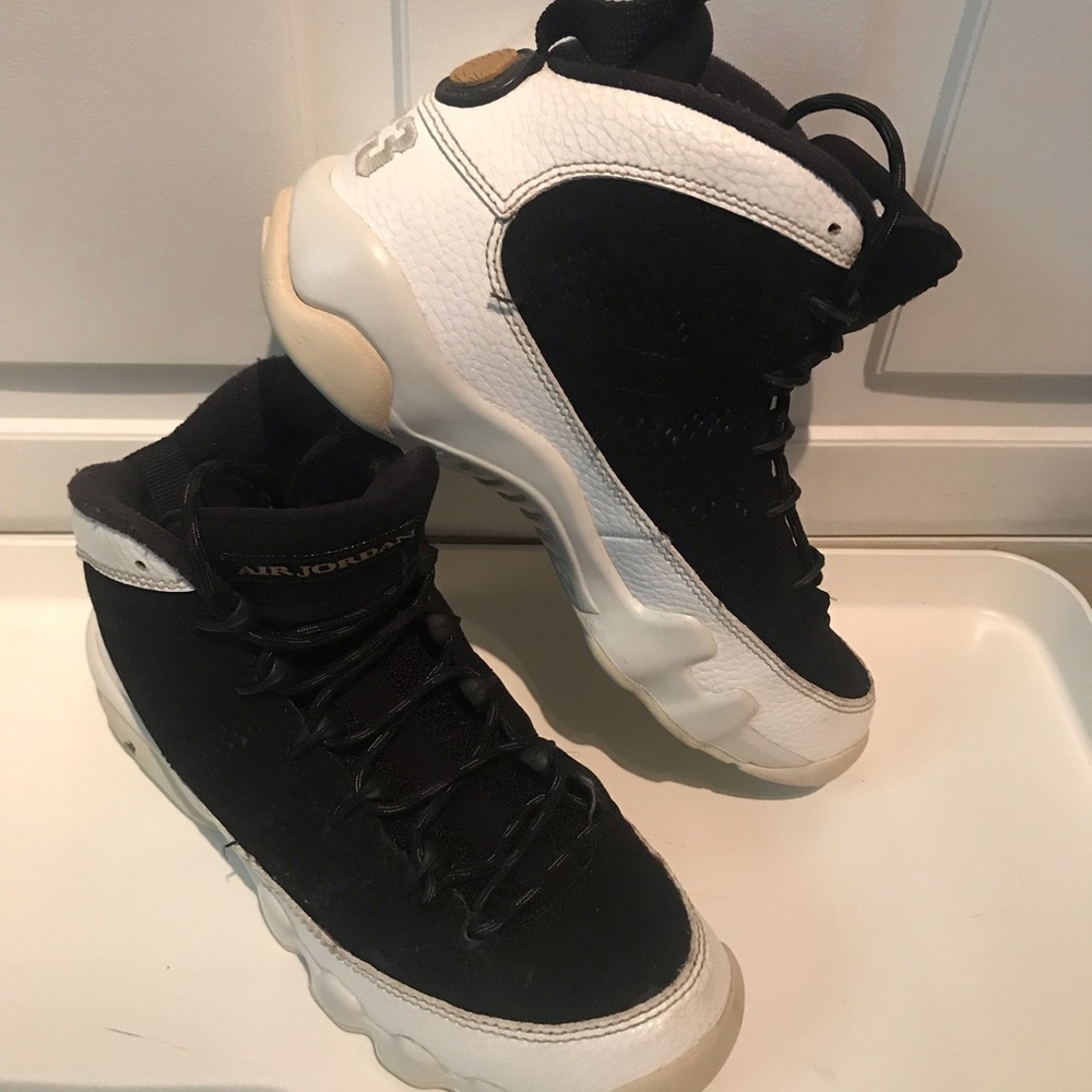 Nike air Jordan 9 black white size 4Y